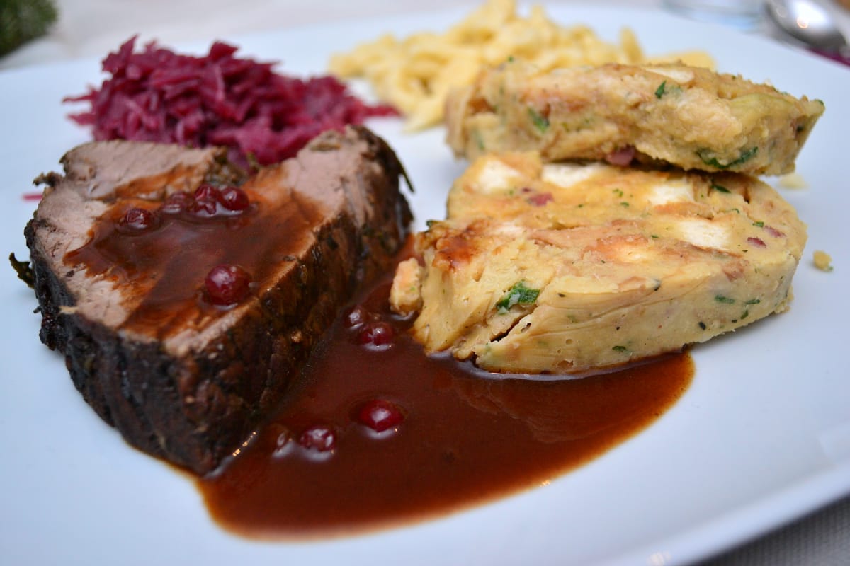 Glühweinbraten mit Serviettenbrezelknödel